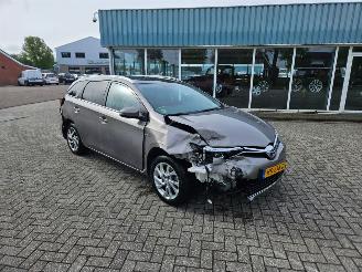 uszkodzony samochody osobowe Toyota Auris 1.8 16V Hybrid Combi/o  Elektrisch Benzine 1.798cc 100kW (136pk) 2015/12