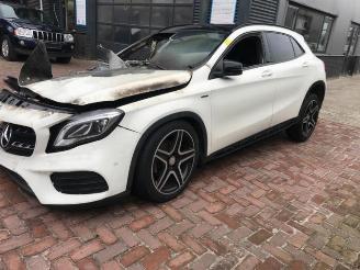 Coche siniestrado Mercedes GLA  2017