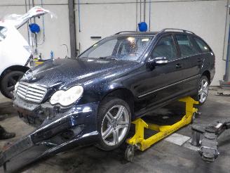 Voiture accidenté Mercedes C-klasse C Combi (S203) Combi 3.0 C-320 CDI V6 24V (OM642.910) [165kW]  (06-200=
5/08-2007) 2006