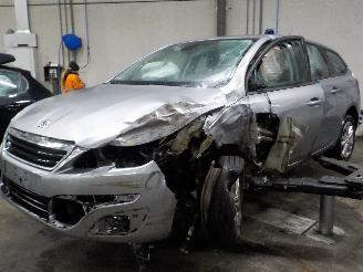 Voiture accidenté Peugeot 308 308 SW (L4/L9/LC/LJ/LR) Combi 5-drs 1.2 12V e-THP PureTech 130 (EB2DTS=
(HNY)) [96kW]  (03-2014/12-2021) 2014/10