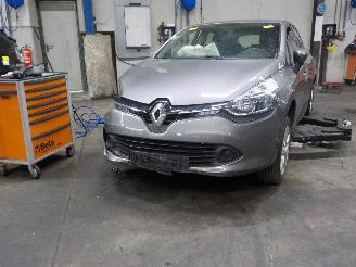 Voiture accidenté Renault Clio Clio IV (5R) Hatchback 5-drs 1.2 TCE 16V GT EDC (H5F-403(H5F-D4)) [88k=
W]  (03-2013/08-2021) 2015