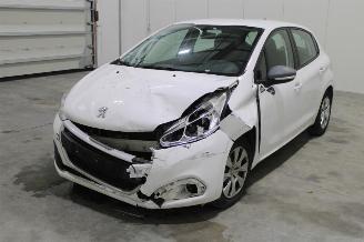 damaged passenger cars Peugeot 208  2019/6